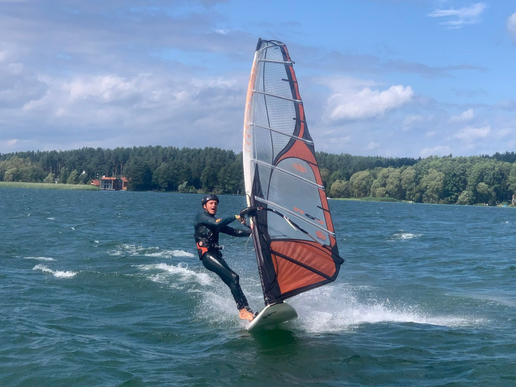Windsurfing na jeziorze Pluszne